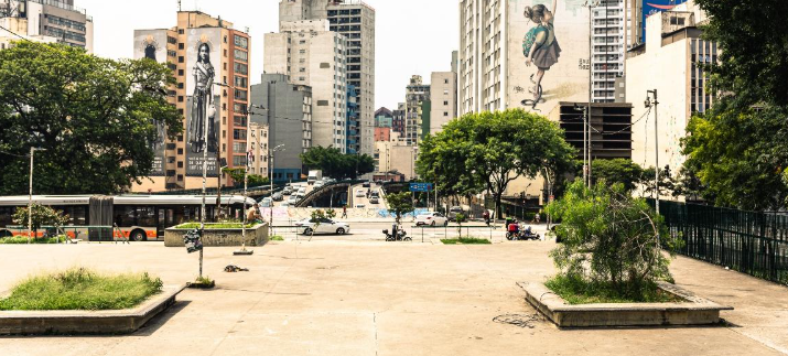Jornalista brasileiro lança quinto livro e transforma a Praça Roosevelt em palco de uma história sobre amizade, perdas e resistência