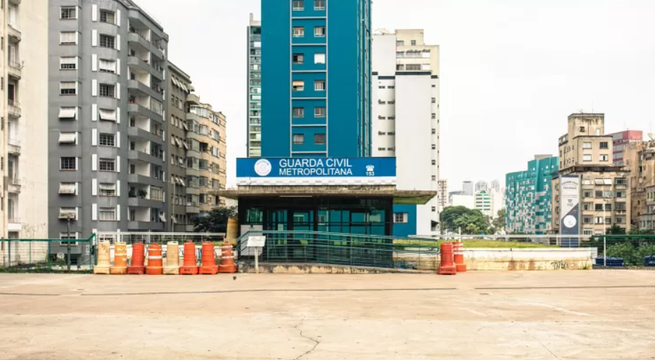 Jornalista brasileiro lança quinto livro e transforma a Praça Roosevelt em palco de uma história sobre amizade, perdas e resistência