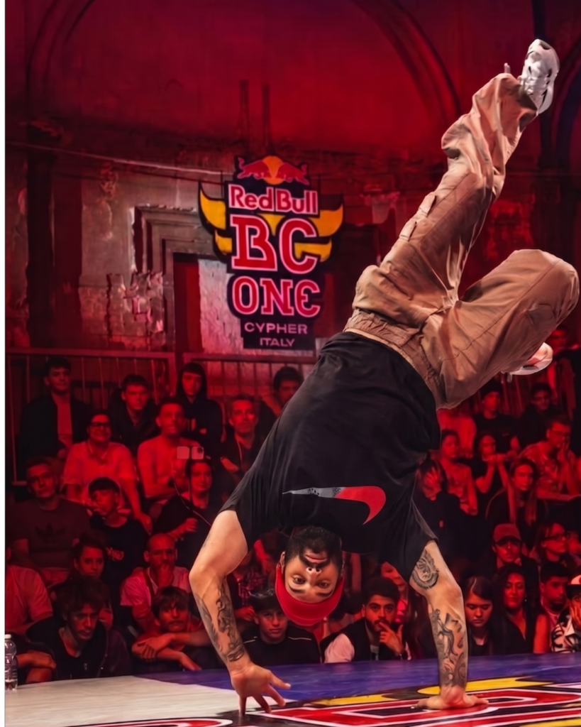 Há mais de uma década, um professor ocupa uma praça para ensinar break dance enquanto o Brasil perde crianças para as apostas on-line