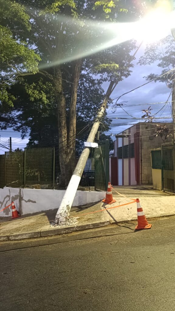Vendaval derruba árvores e postes e bloqueia vias na região de Piraporinha, em Diadema