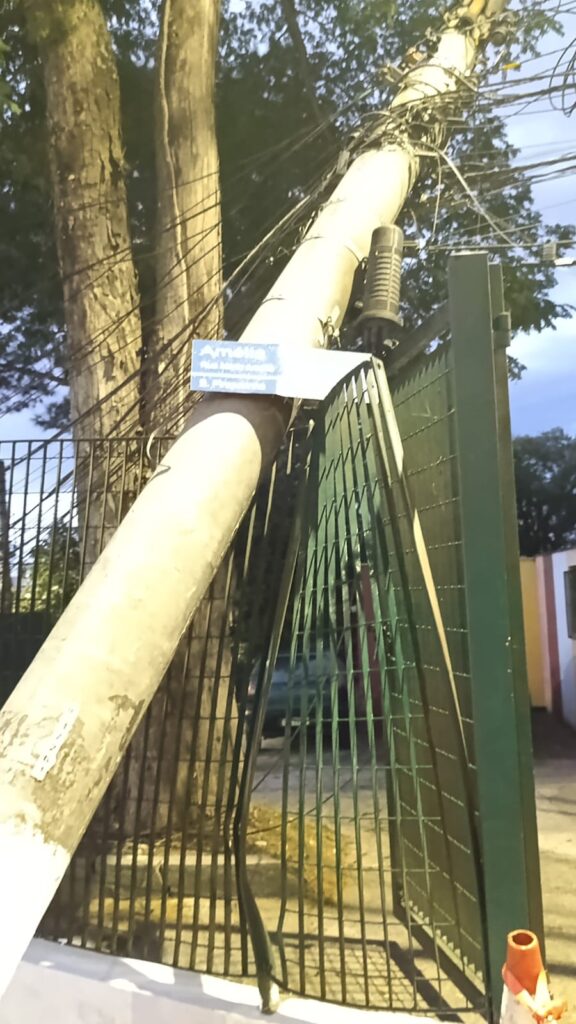 Vendaval derruba árvores e postes e bloqueia vias na região de Piraporinha, em Diadema