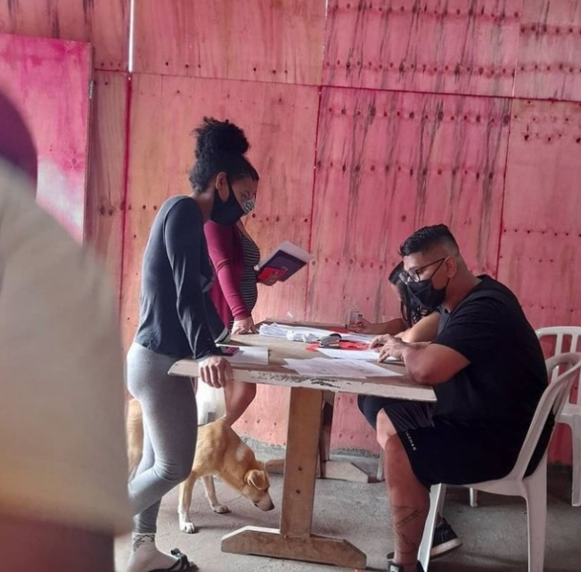 Do carrinho de galinhas ao título de mestre: a trajetória de Leonardo Mascarenhas mostra o que acontece quando a periferia transforma sobrevivência em conhecimento